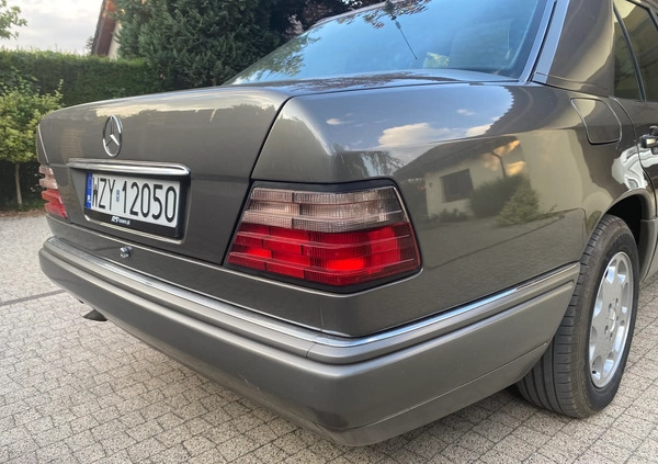 Mercedes-Benz Klasa E cena 49000 przebieg: 166000, rok produkcji 1993 z Skoki małe 781